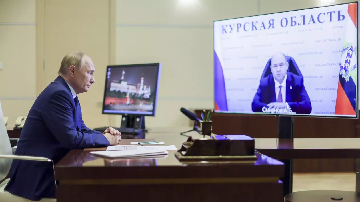 Vladimir Putin (stânga) într-o videoconferință cu guvernatorul regiunii Kursk Aleksei Smirnov Foto: Profimedia