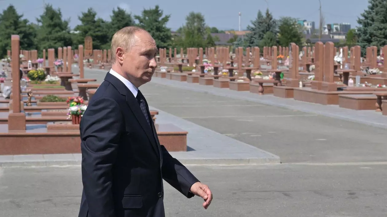 Vladimir Putin surprins la memorialul „Orașul îngerilor” din cimitirul din Beslan Foto: Profimedia