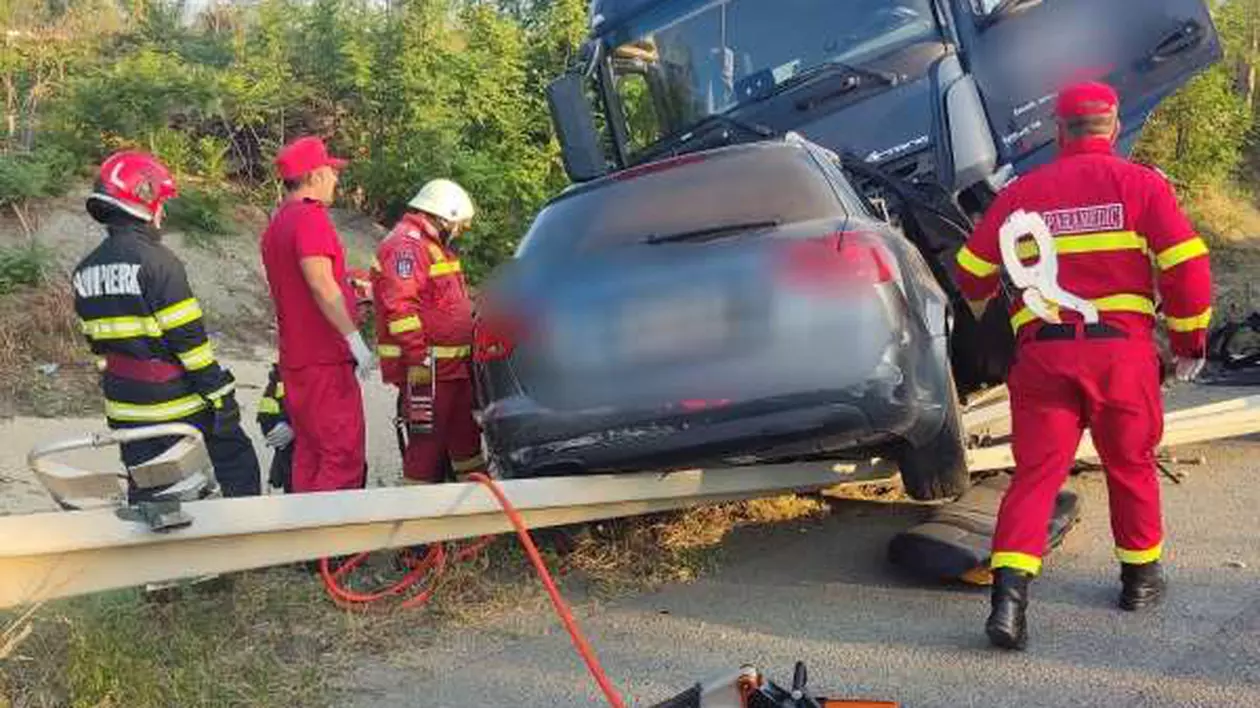 Accident grav la Drobeta-Turnu Severin. Două persoane au murit după ce o mașină s-a ciocnit cu un TIR