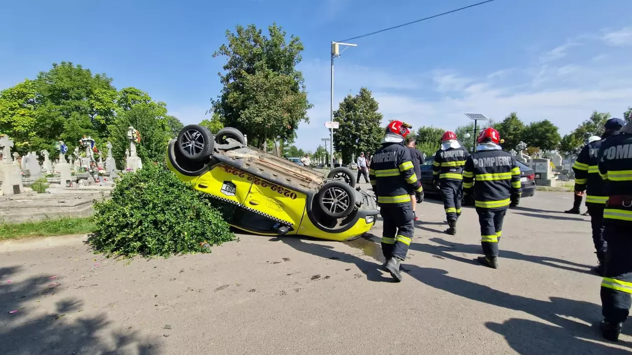 Accident în cimitir, la Iaşi, unde un taxi a fost lovit de un BMW şi s-a răsturnat