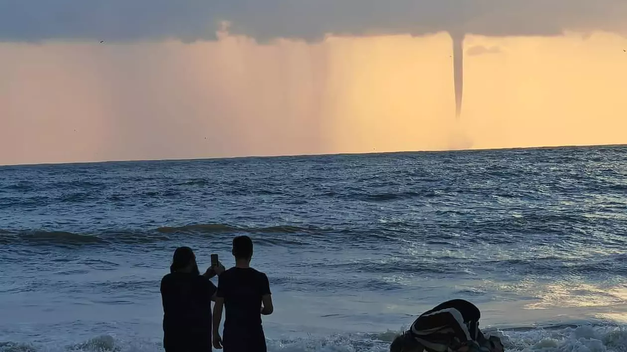 O trombă marină, cu aspect de tornadă, surprinsă de turişti în largul stațiunii Vama Veche. VIDEO