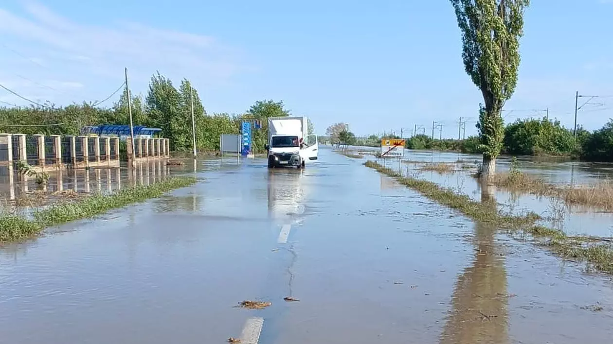 Drumuri închise în Galați și în Vaslui, din cauza ploilor abundente și a inundațiilor. Care este situația la ora 18.00