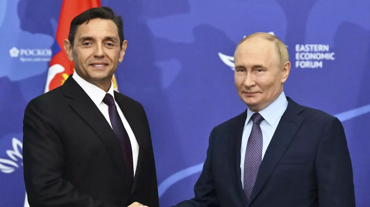 Aleksandar Vulin (stânga), primit de Vladimir Putin în marja Forumului Economic de la Vladivostok Foto: Profimedia