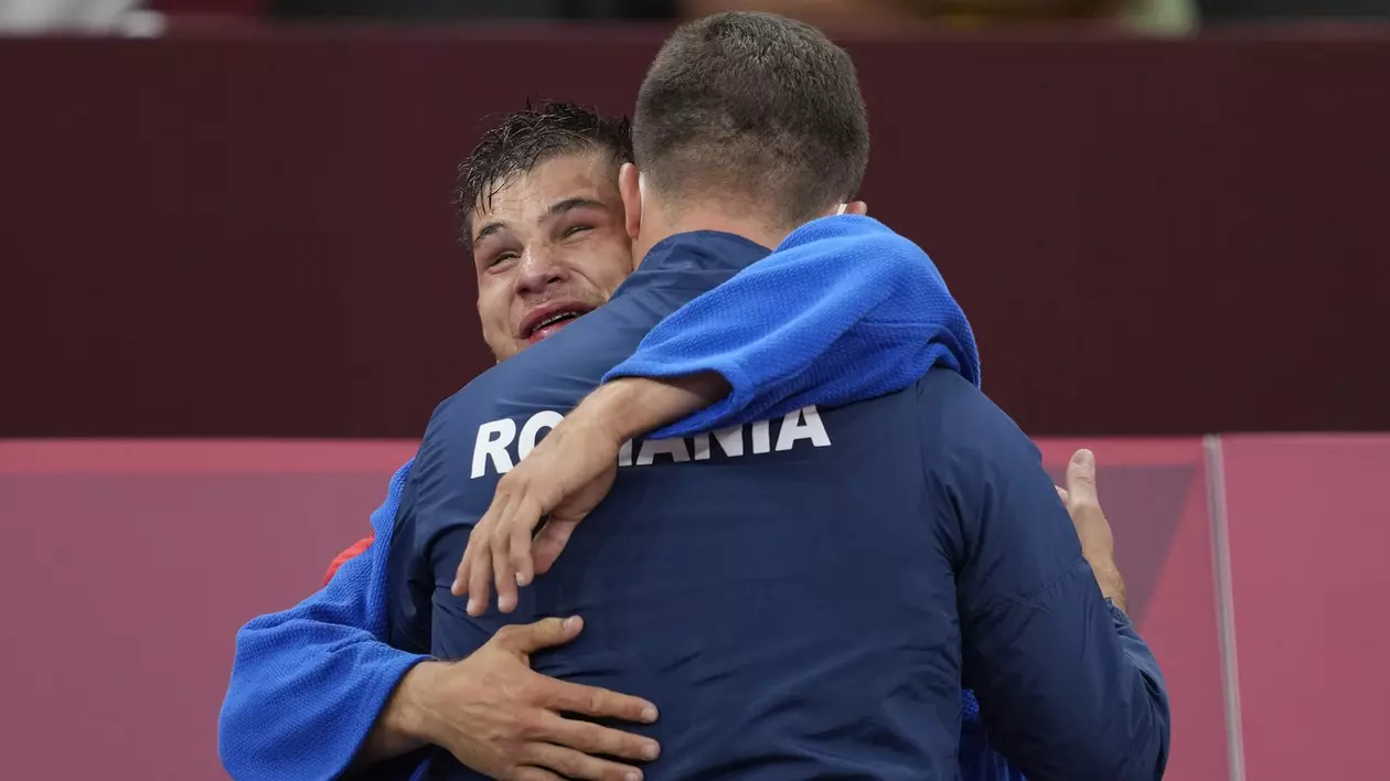 Alexandru Bologa, 28 de ani, cel mai bun judoka nevăzător din lume, a câştigat medalia de aur la para-judo, la Jocurile Paralimpice de la Paris. Foto: Profimedia