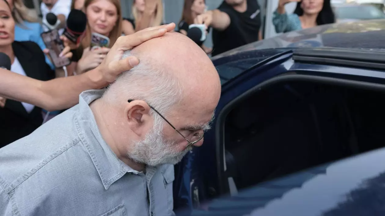 Lui Alfred Bulai, fost profesor la SNSPA, i s-a făcut rău în arestul Poliției Capitalei, diagnosticul fiind de infarct, potrivit surselor Libertatea. Foto: Inquam Photos / George Călin