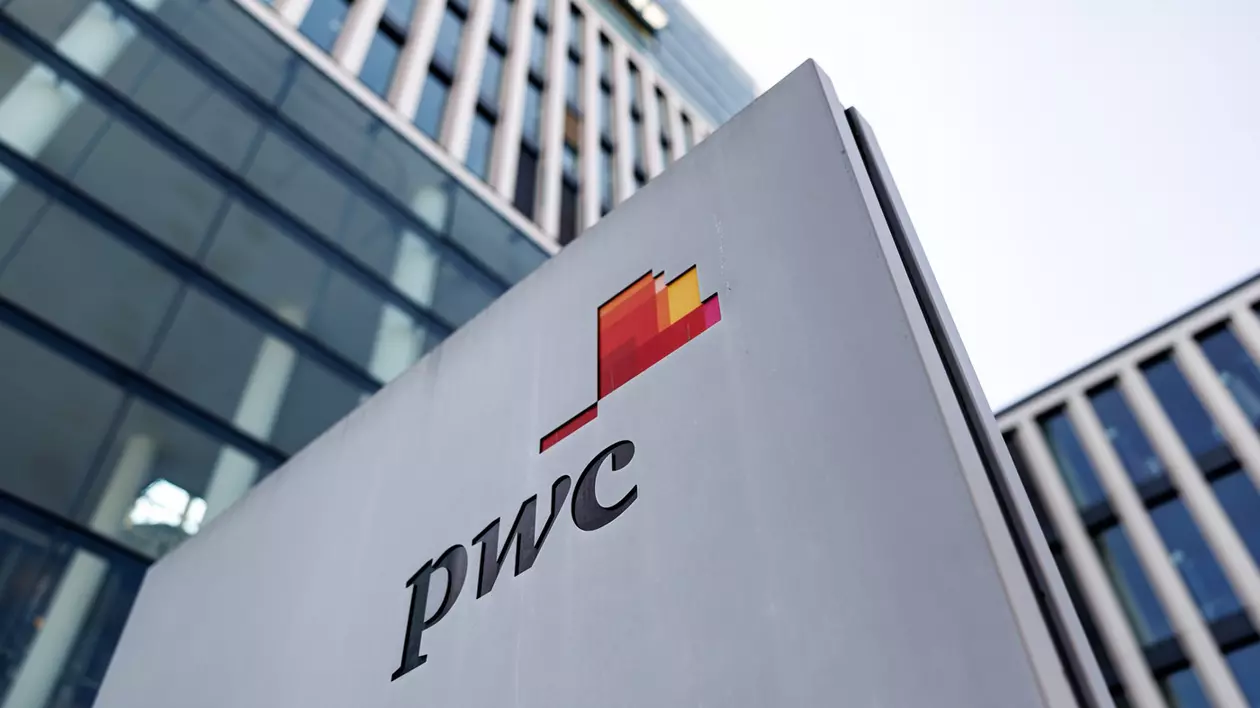 Angajații PricewaterhouseCoopers (PwC) vor fi obligați să vină la birou cel puțin trei zile pe săptămână, în urma unei noi politici a companiei. Foto Profimedia