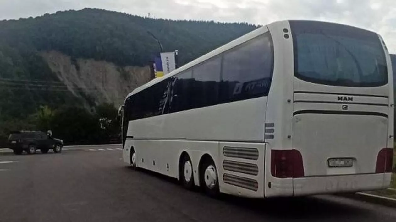 Șoferul unui autocar cu 50 de turiști a fost recrutat cu forța de armata ucraineană, într-o pauză la o benzinărie