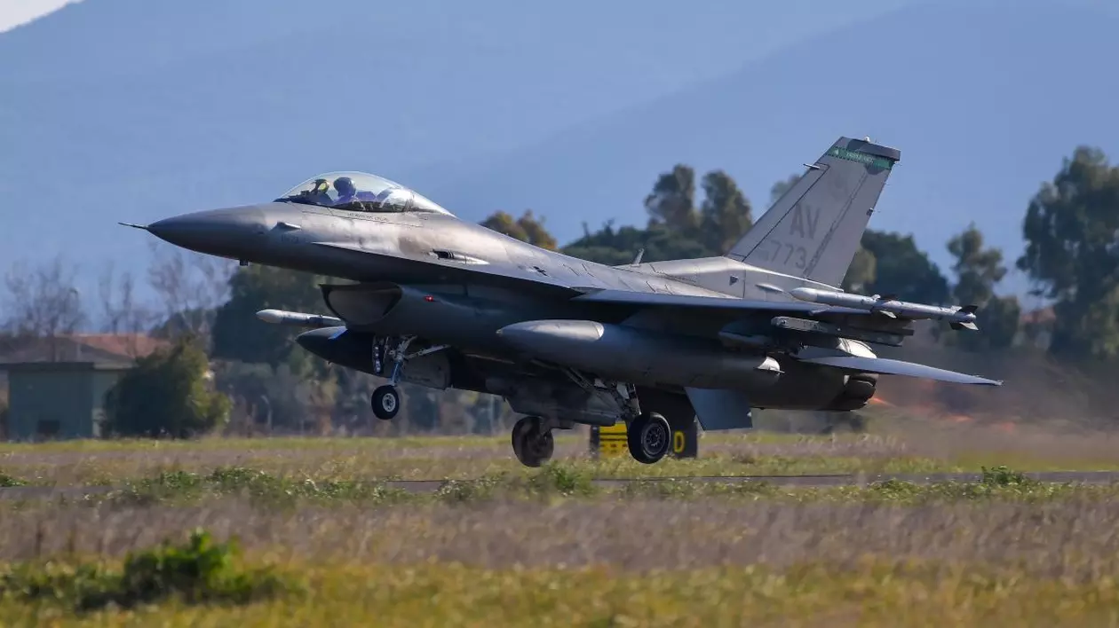 Piloții ucraineni și-au început instructajul pe F-16 în România. Ministrul apărării din Ucraina: „Continuăm cooperarea. Îmi planific vizita în țara voastră”