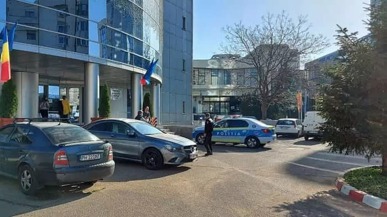 Un bărbat a aruncat cu benzină în sediul Primăriei Ploiești și a amenințat că își dă foc și incendiază clădirea