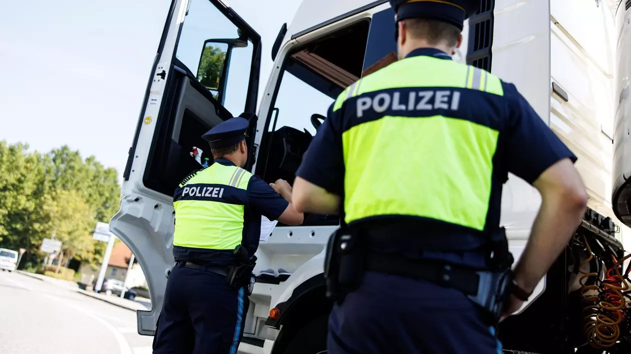 Camion verificat de poliția germană de frontieră Foto: Profimedia