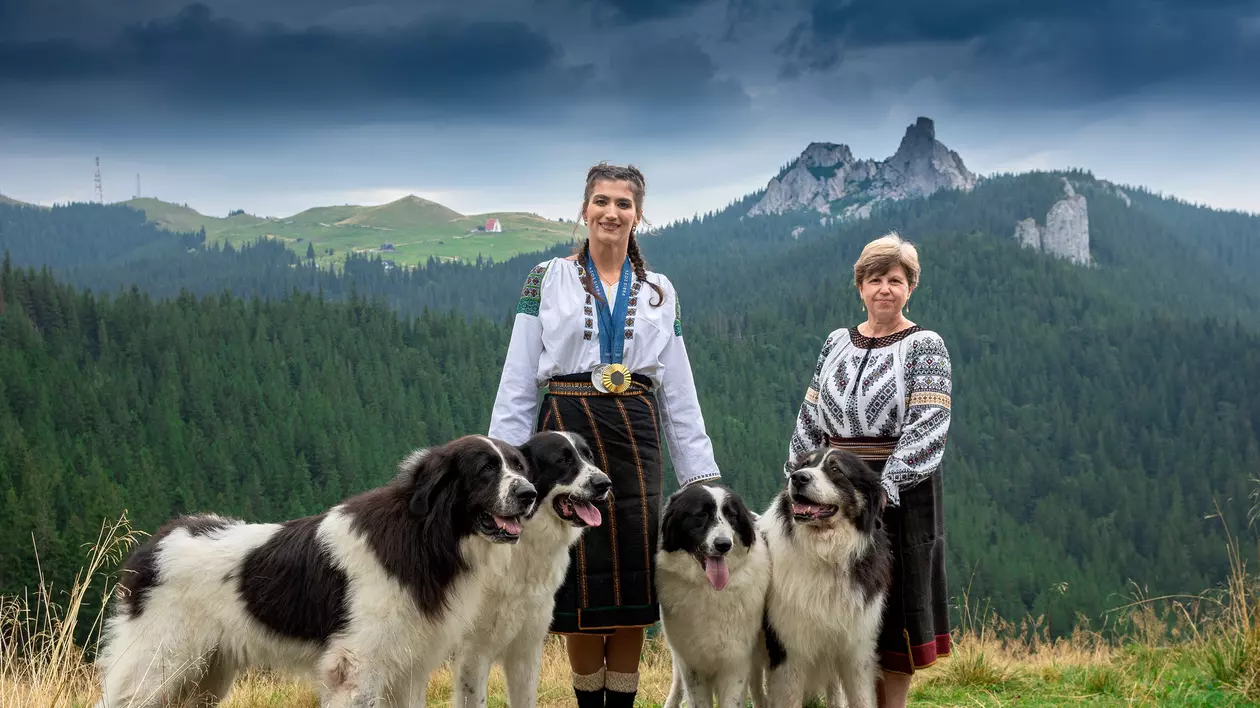 Canotoarea Ancuța Bodnar, ședință foto spectaculoasă în Munții Rarău. Dubla medaliată la JO 2024 apare alături de 4 câini ciobănești