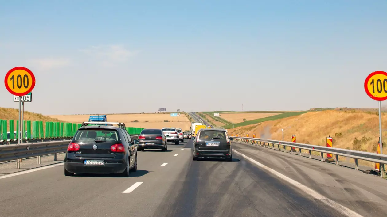 Cu câți km/h pot depăși șoferii limita de viteză fără să se aleagă cu o amendă - Imagine cu maşini pe Autostrada Soarelui, într-o zonă cu limita vitezei legale stabilită la 100 km/oră