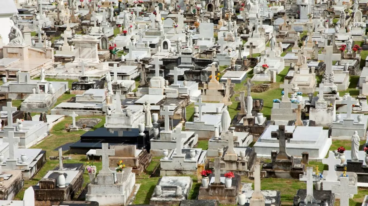 Angajații unor cimitire vindeau dinții de aur pe care-i furau de la cadavre, în Italia