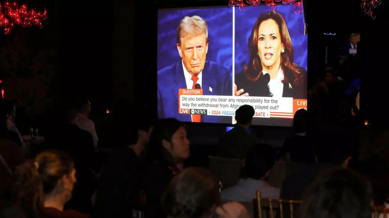 Ce au spus Kamala Harris și Donald Trump când au avut microfoanele oprite, în timpul dezbaterii