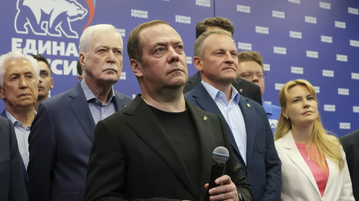 Dmitri Medvedev (în prim-plan) și alți membri ai partidului Rusia Unită Foto: Profimedia