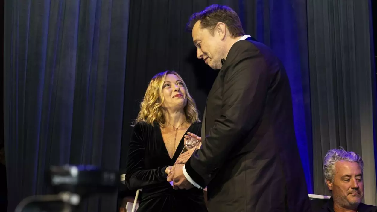 Elon Musk îi dă un premiu Giorgiei Meloni la o gală a centrului de reflecție Atlantic Council Foto: Profimedia