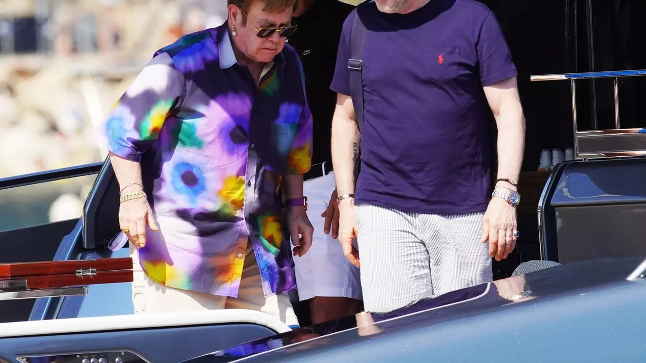 Elton John și soțul său, David Furnish, surprinși în timpul vacanței pe Coasta de Azur, pe 17 iulie 2024. Foto: Profimedia