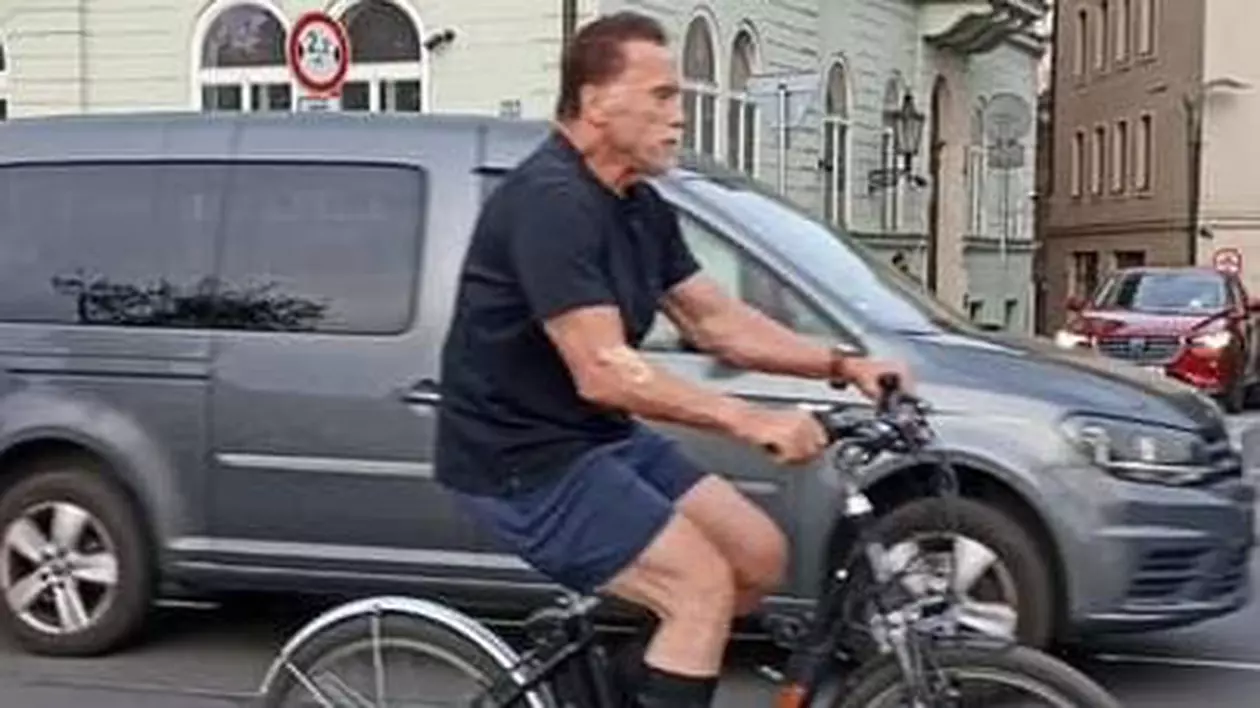 „Terminator, poartă cască!”. Actorul Arnold Schwarzenegger, filmat în timp ce se plimba cu bicicleta pe străzile din Praga | VIDEO