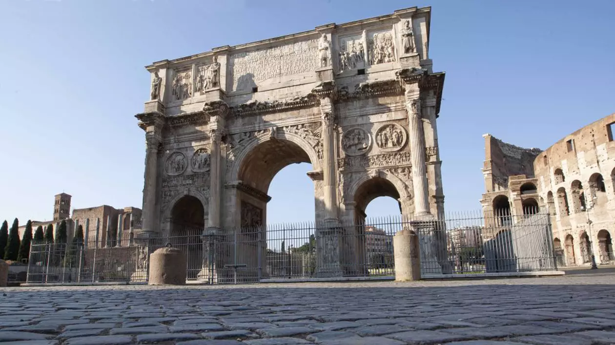 Arcul de triumf al lui Constantin cel Mare din Roma, lovit de un fulger. Monumentul a fost avariat