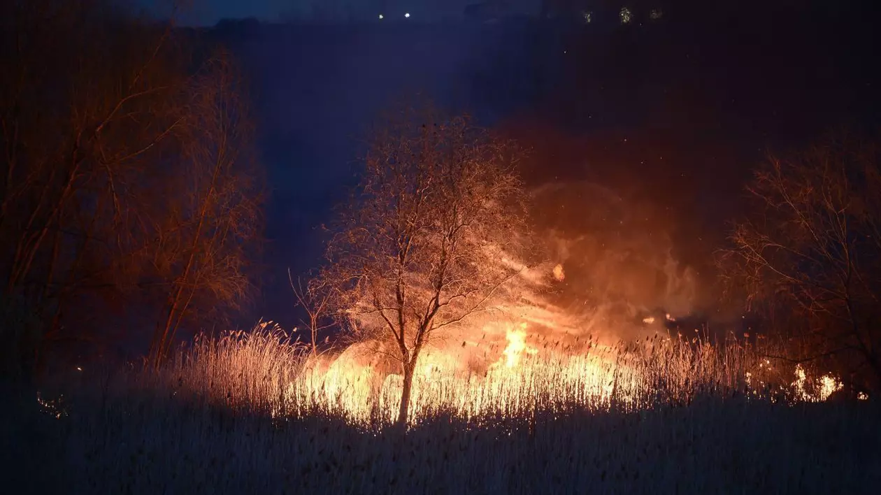 Arde muntele de gunoi de la Sintești-Vidra, iar oamenii sunt disperați. „Închideți urgent geamurile” | VIDEO