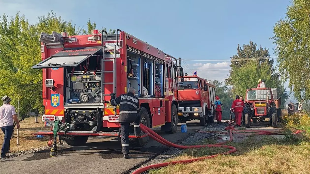 O femeie din Buzău a fost găsită carbonizată în casa cuprinsă de flăcări. Soțul și fratele ei, salvați de pompieri