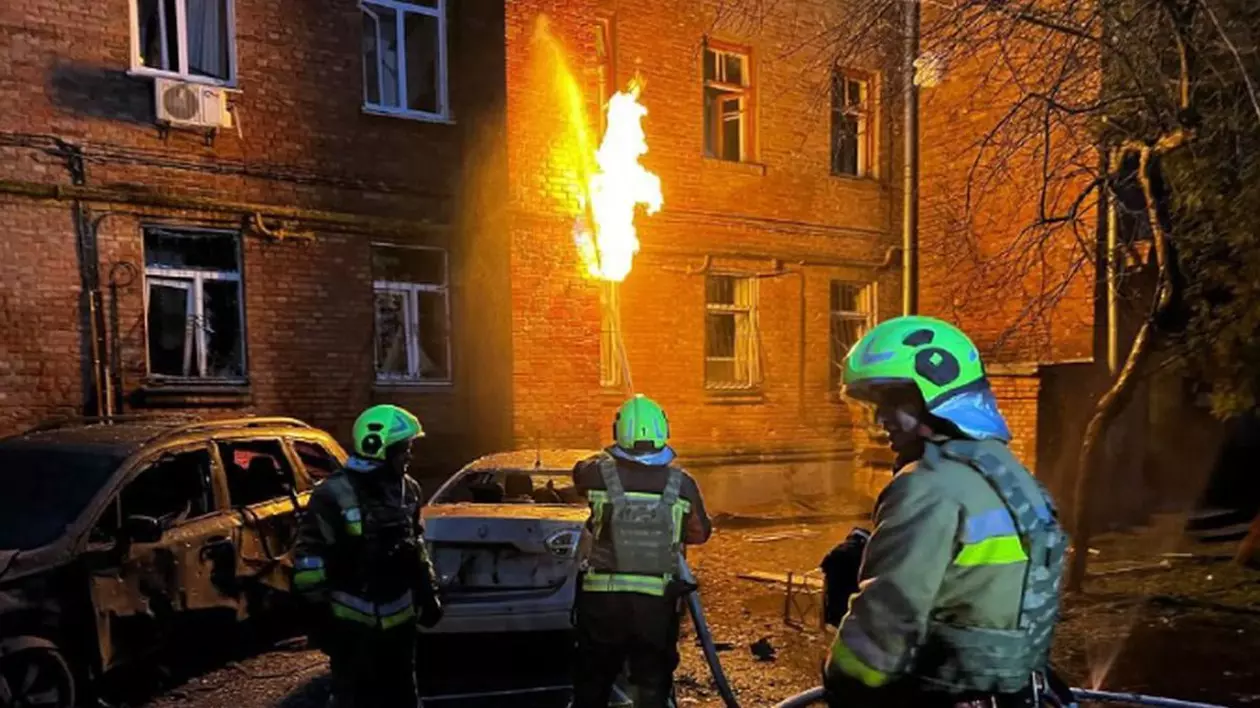 Război în Ucraina, ziua 946 | Incendiu la o clădire din Kiev, după căderea unor fragmente de drone. Bombardamente în Zaporojie