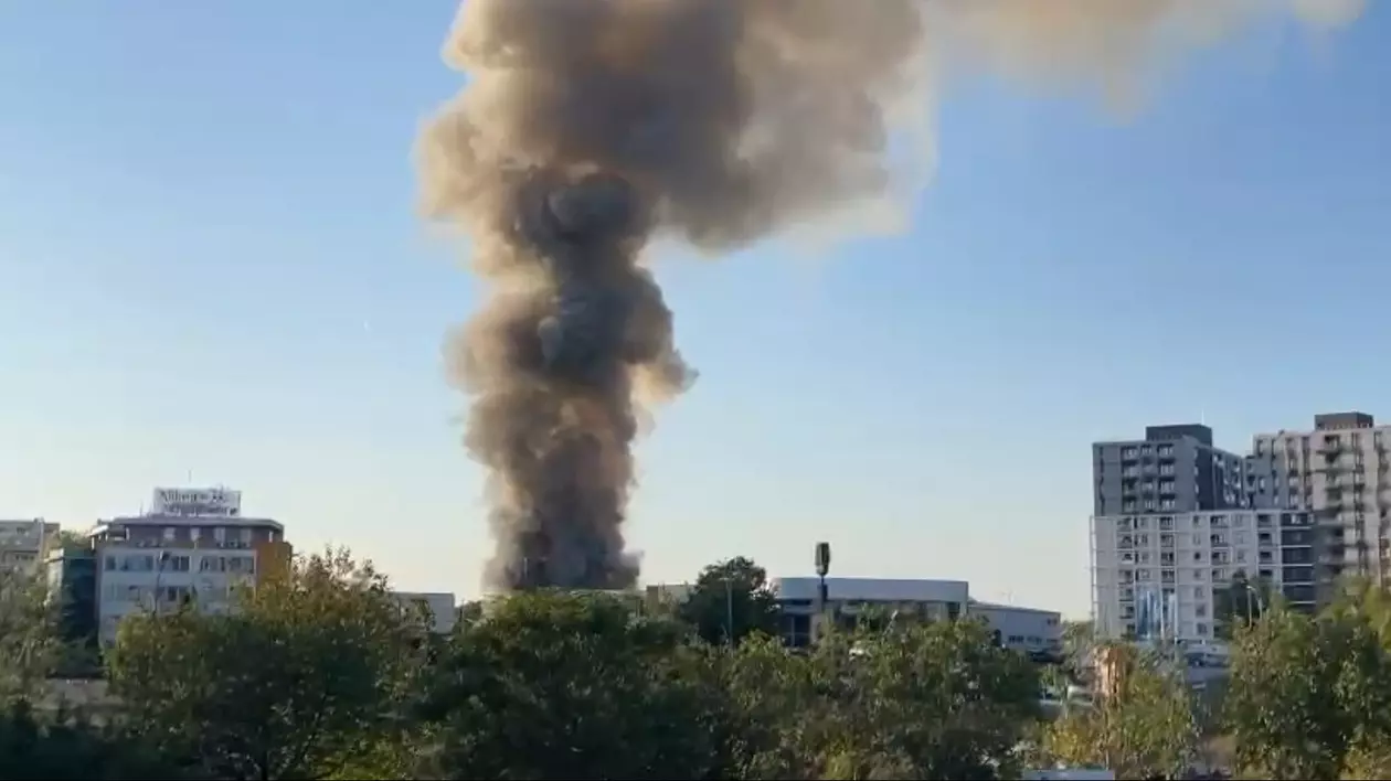 Incendiu cu degajări mari de fum în București, zona Lacul Morii. Containere ale refugiaților din Ucraina au luat foc