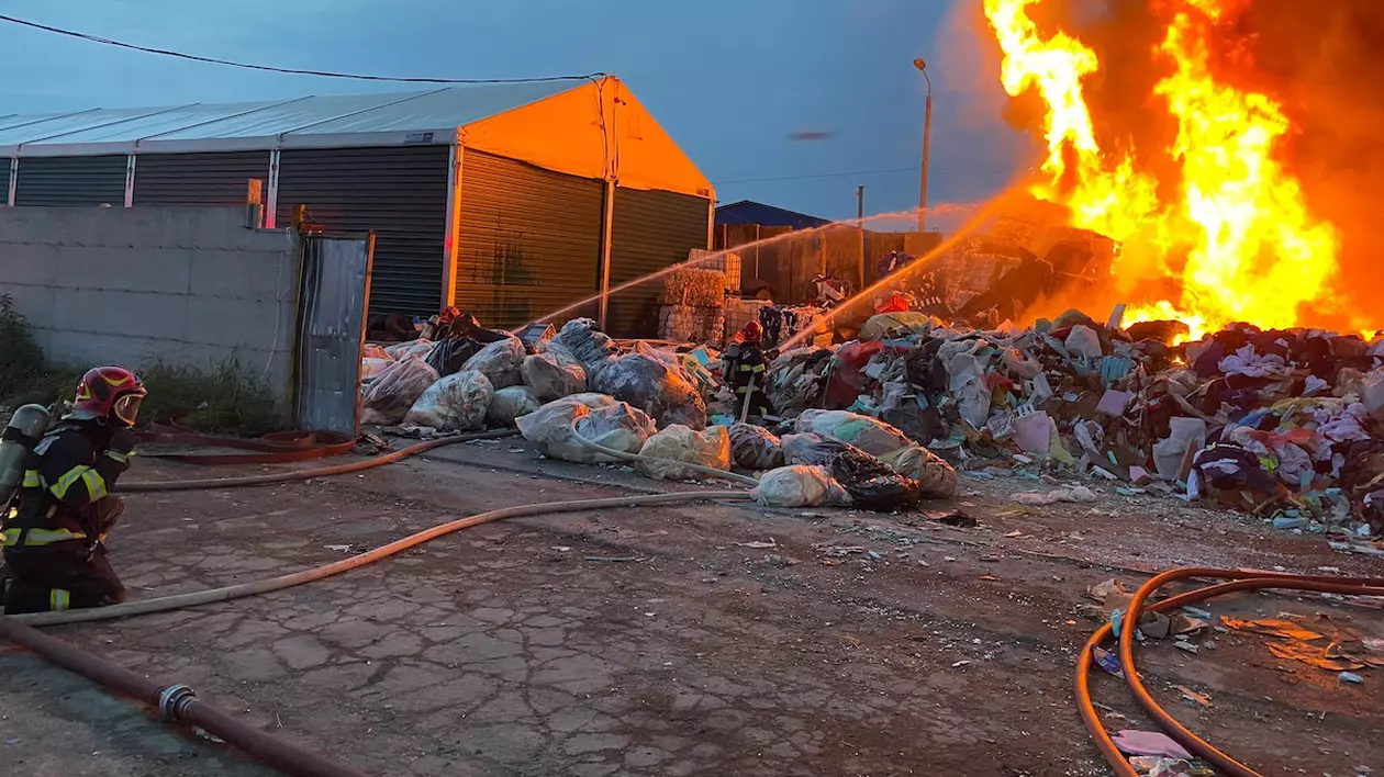 Incendiu masiv la un depozit de deșeuri din Sibiu. Mesaj RO-Alert pentru locuitorii din zonă