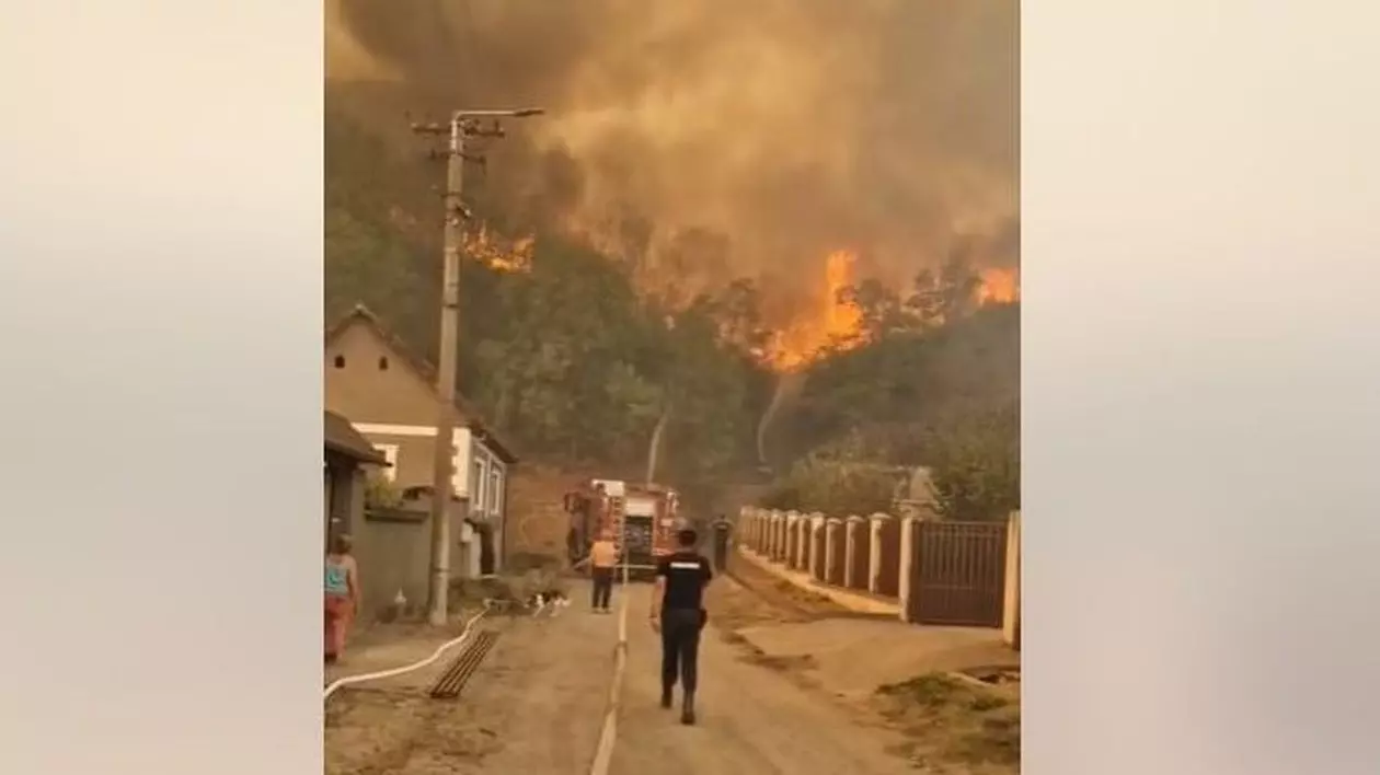 Incendiu de vegetație uriaș în Reșița. Flăcările au ajuns lângă case: „Renunțați la practica ilegală de ardere a pășunilor”