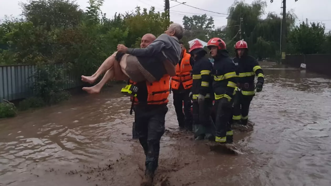 Bilanţ IGSU, după ploile abundente: 19 localităţi din 8 judeţe, afectate. Zeci de persoane, salvate din calea viiturii