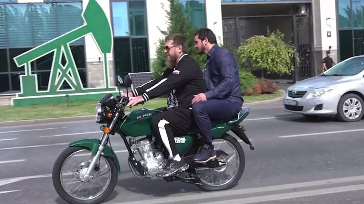 Ramzan Kadîrov a primit o motocicletă Minsk cadou din Belarus și s-a plimbat prin Groznîi: „De la prietenii noștri” | VIDEO