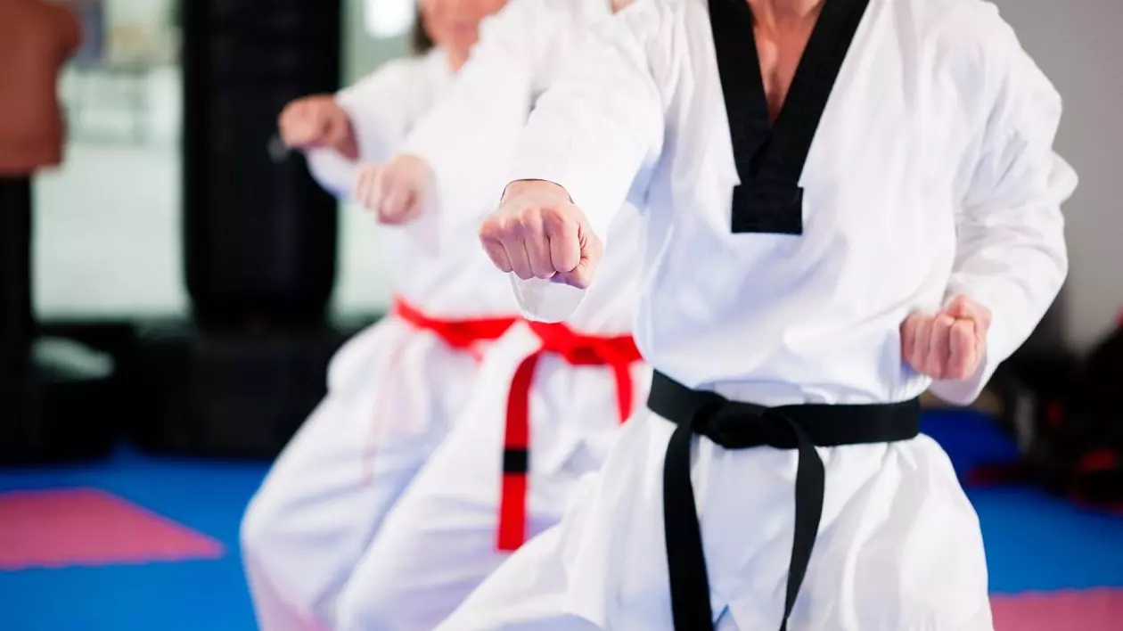 Antrenor de karate din București, reținut pentru agresiune sexuală, în timpul unui cantonament. Victimele au vârste cuprinse între 11 şi 17 ani