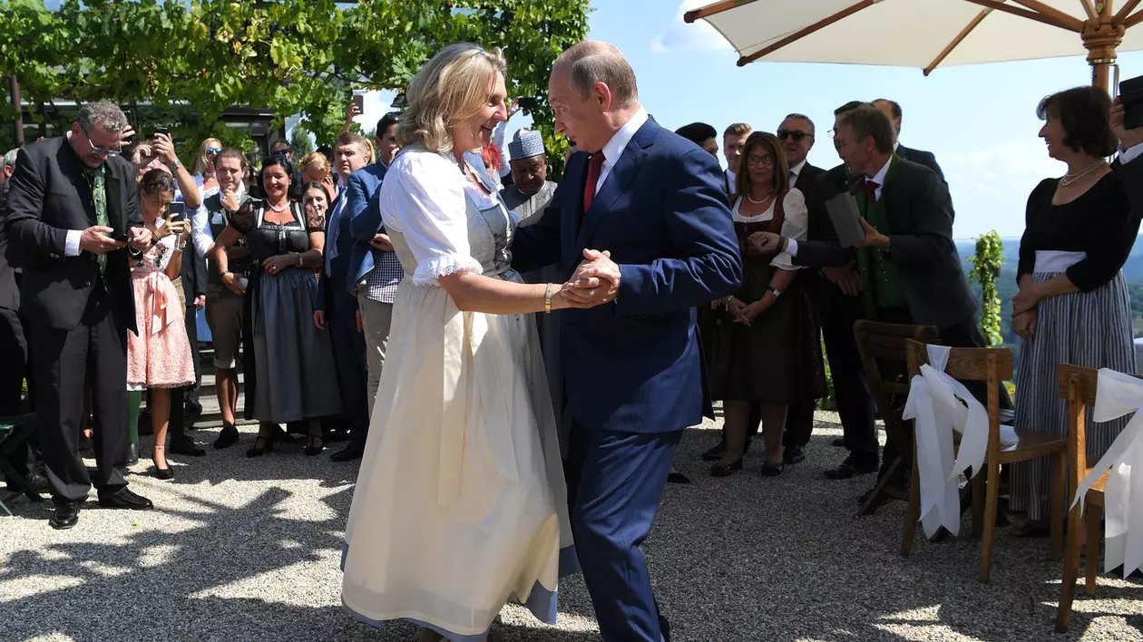 Karin Kneissl dansează cu Vladimir Putin la nunta sa, în august 2018 Foto: Profimedia