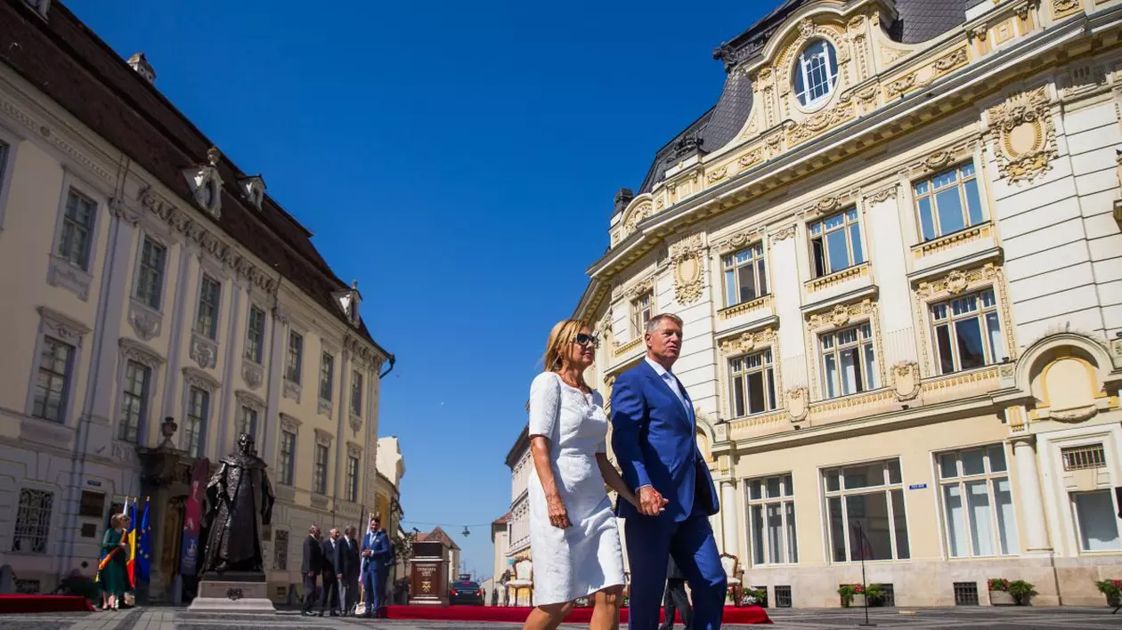 Klaus Iohannis a decorat cu cel mai mare grad liceul din Sibiu la care a predat. Pe listă se află și instituția de învățământ unde e profesoară soția președintelui României