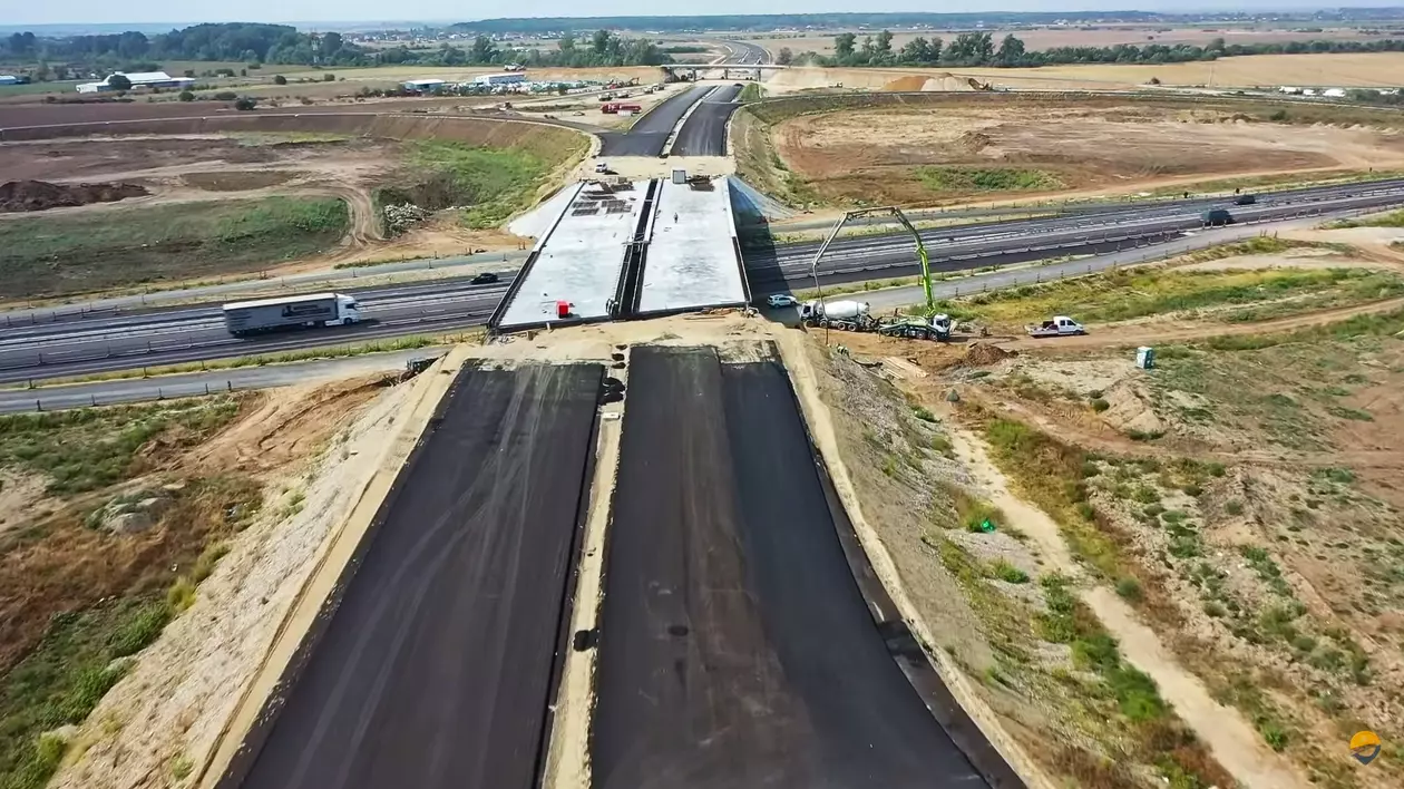 „Cea mai scurtă inaugurare de autostradă din lume”. Asociația Pro Infrastructură critică întârzierile și „cheful de muncă” al firmei care lucrează la Lotul 3 din Autostrada A0 | VIDEO