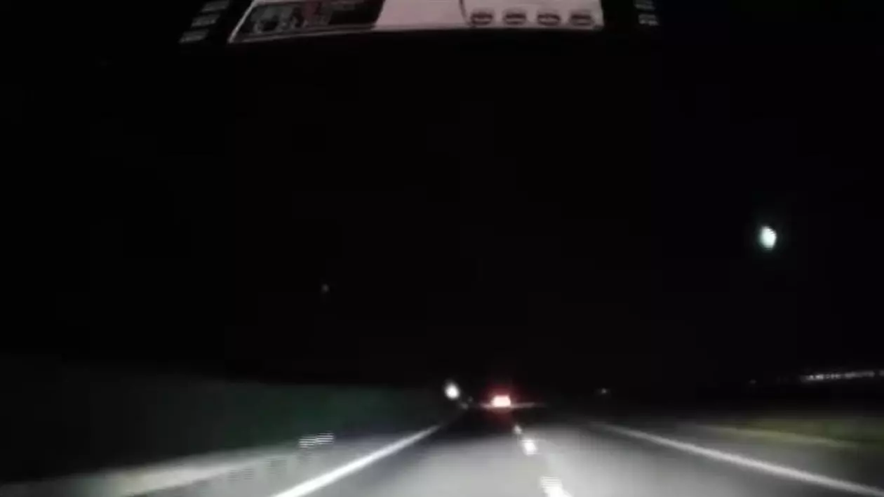 Meteor filmat de pe Autostrada Soarelui, în timp ce se dezintegra, după ce a intrat în atmosferă | VIDEO