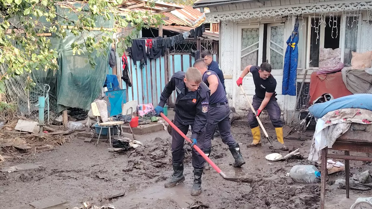 Urmările inundațiilor catastrofale. Aproape o mie de pompieri din țară, trimiși în sprijinul salvatorilor de la ISU Galați VIDEO