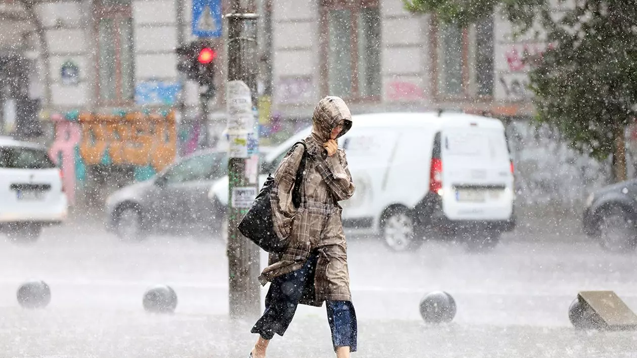 Prognoza meteo. Cod galben de ploi și vânt în est și sud-est. Rafale de până la 60 km/oră