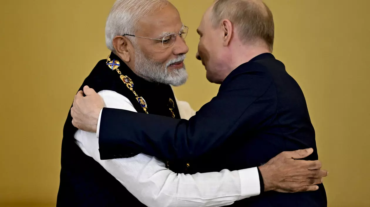 Premierul indian Narendra Modi (stânga) îmbrățișat de Vladimir Putin în timpul vizitei sale din vara acestui an la Moscova Foto: Hepta