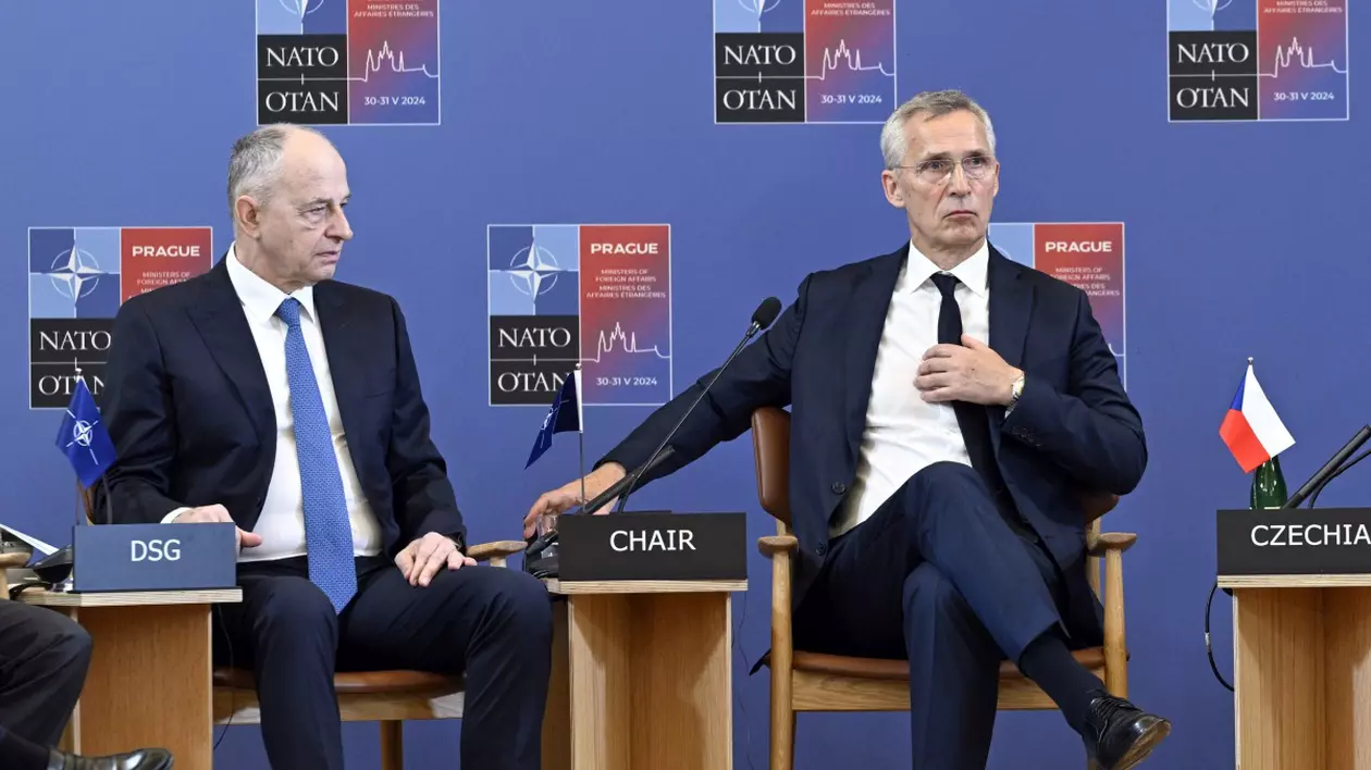 Mircea Geoană l-a înștiințat oficial pe secretarul general al NATO, Jens Stoltenberg, că se va retrage din funcția de secretar general adjunct pe 10 septembrie. Foto: Profimedia