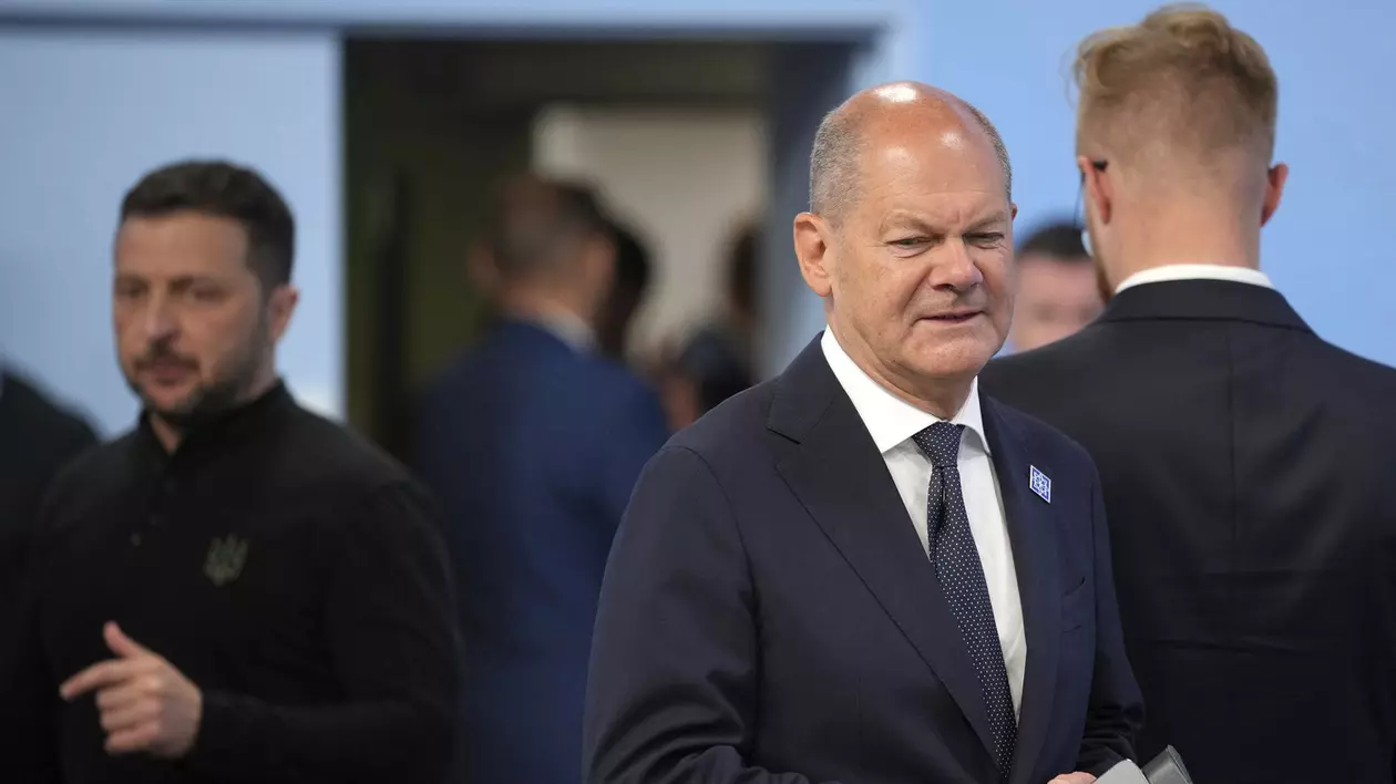 Olaf Scholz (în prim-plan) și Volodimir Zelenski (stânga) surprinși la summitul Comunității Politice Europene la Palatul Blenheim, Anglia Foto: Profimedia