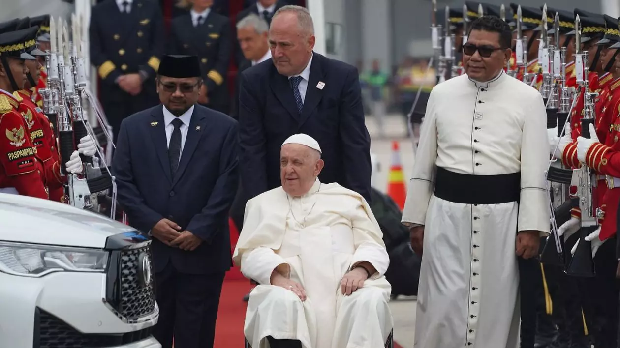 Papa Francisc a ajuns în Indonezia, prima țară pe care o vizitează în cel mai lung turneu al pontificatului său