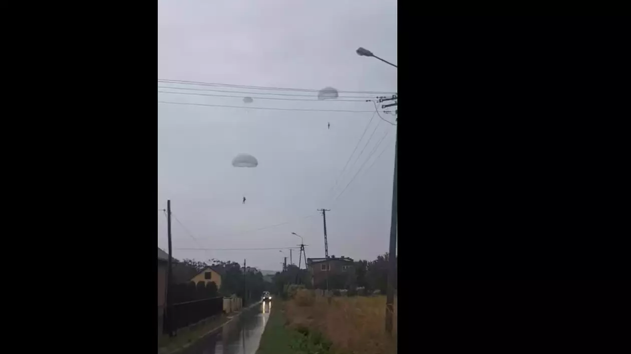 Militari polonezi purtați de vânt 10 km în timpul unui exerciţiu. Un paraşutist a aterizat pe o casă, altul a rămas atârnat de cablurile electrice / VIDEO