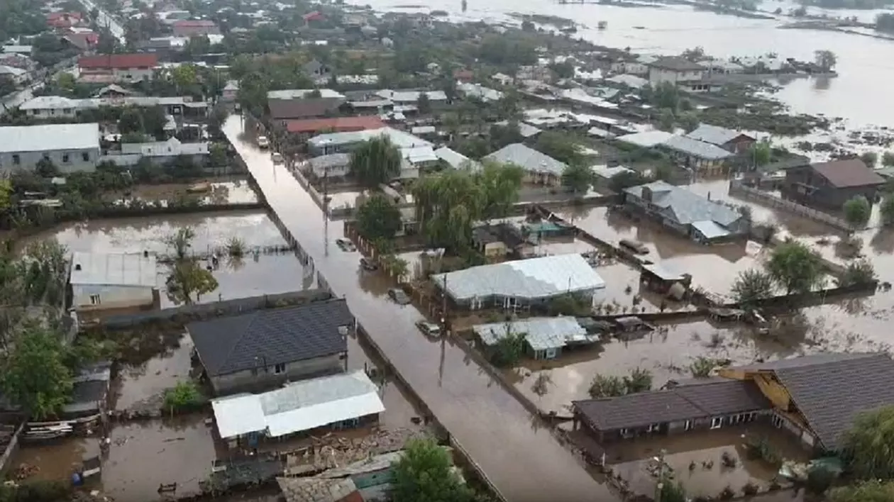 Inundații în Galați. Comuna Pechea e acoperită de ape / VIDEO