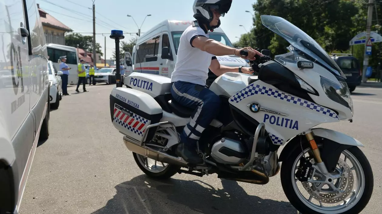 Accident în Piața Victoriei. Un polițist pe motocicletă a lovit un pieton