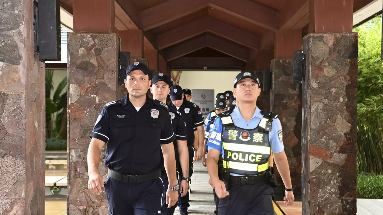 Polițiști chinezi patrulează alături de colegi sârbi în orașul Sanya, pe Insula Hainan Foto: Profimedia