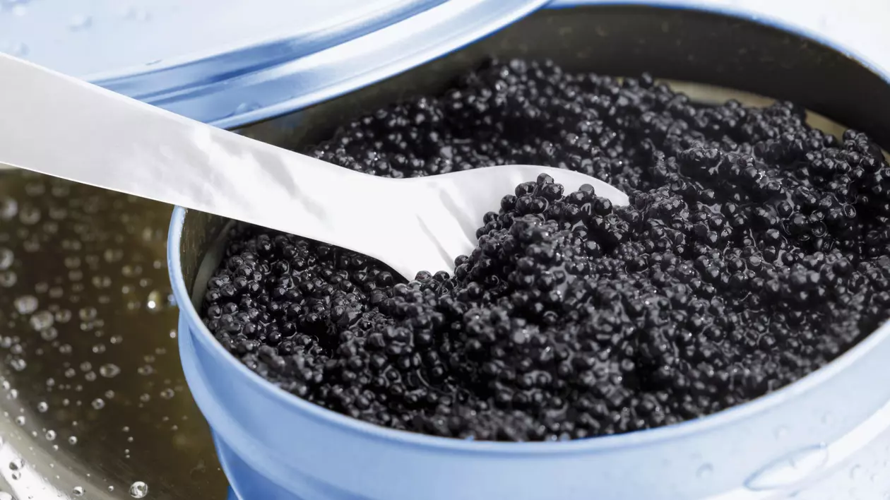 Un român va sta doi ani în închisoare după ce a furat 13 kg de caviar, în Belgia