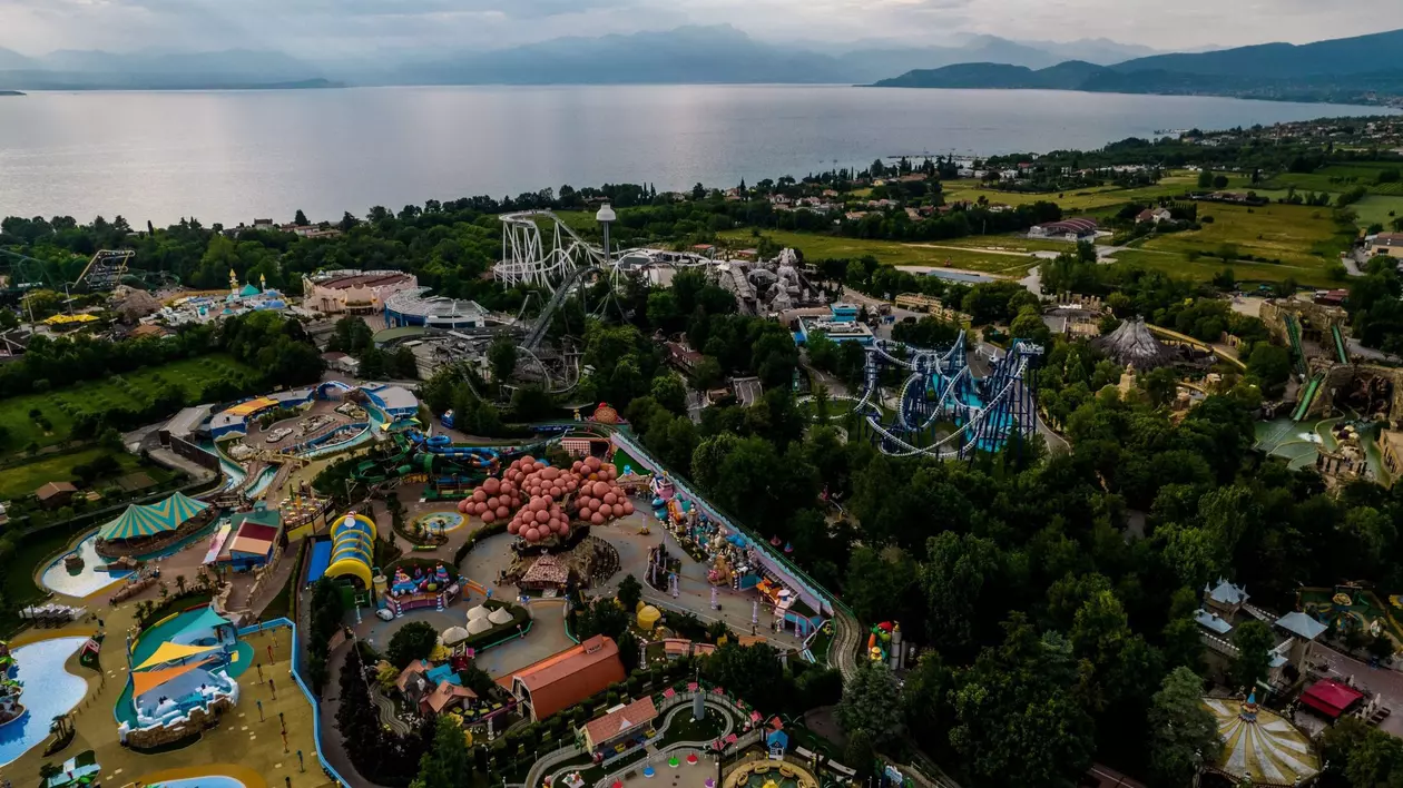 Turiștii cer banii înapoi de la parcul de distracții Gardaland din Italia, după ce „un nor de țânțari ne-a atacat brutal și am fugit”