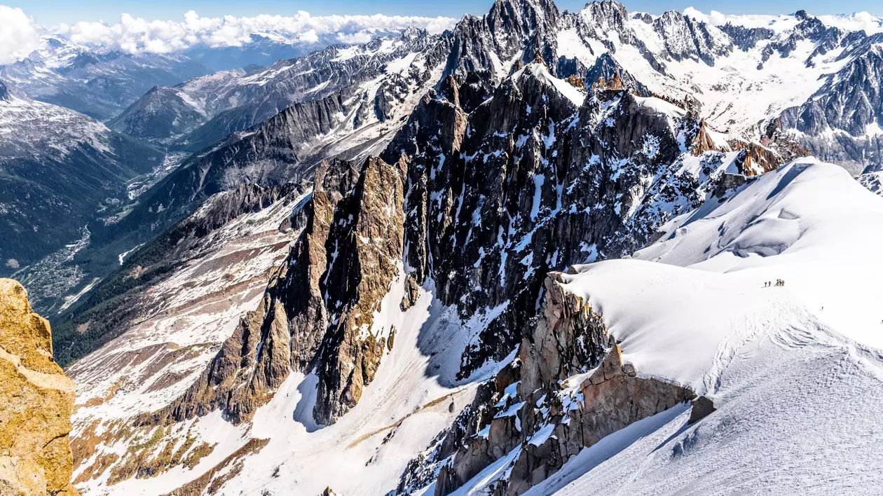 Cei patru alpinişti rămaşi blocaţi pe Mont Blanc din cauza vremii rele au fost găsiţi morți