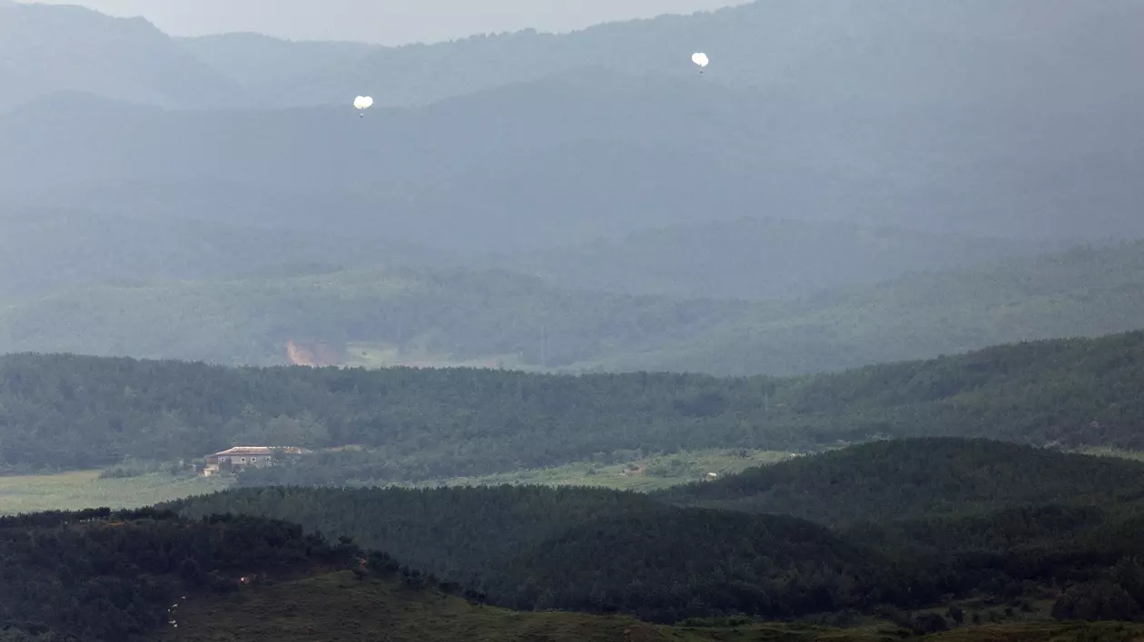 Un nou atac „murdar”. Coreea de Nord a lansat sute de baloane cu gunoi înspre Seul timp de trei zile la rând